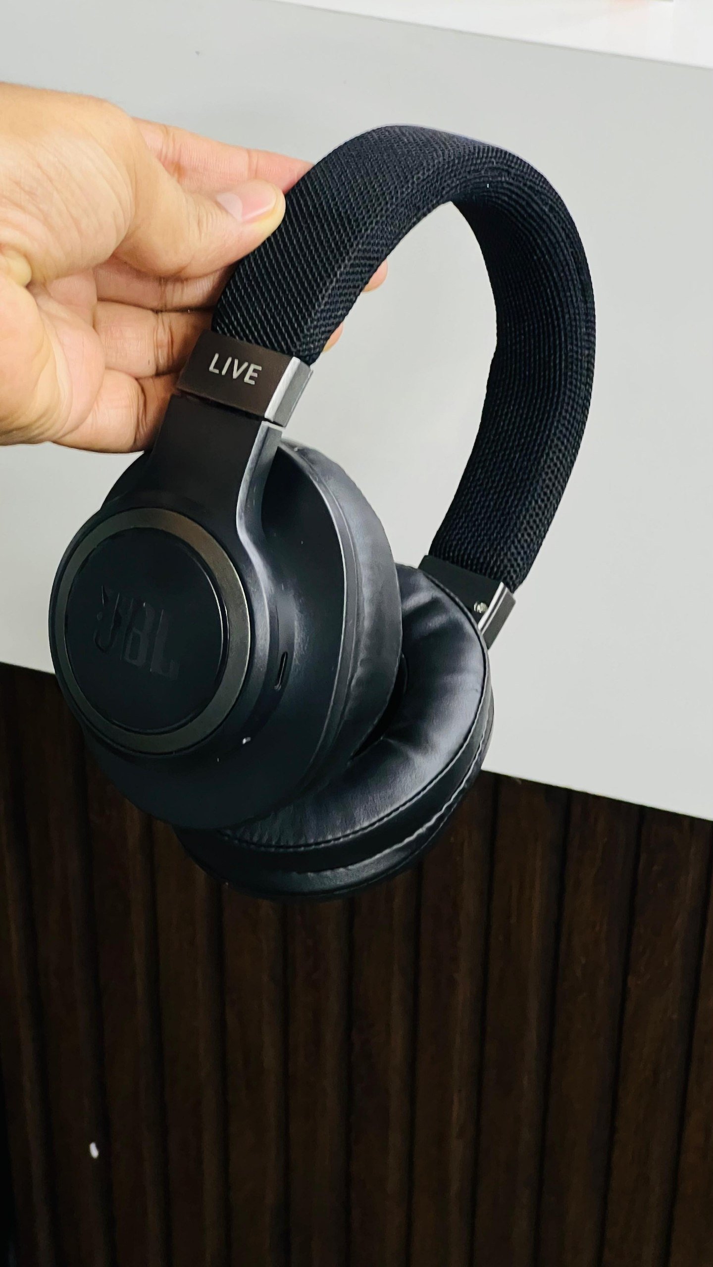 JBL Live 650BTNC (Wireless Over-Ear Noise-Cancelling) Headphones Gallery