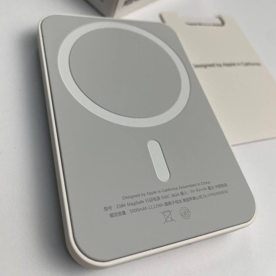 MagSafe Wireless PowerBank Hover